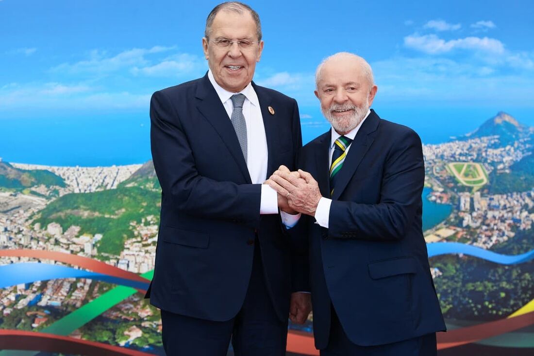 O presidente da República, Luiz Inácio Lula da Silva, cumprimenta o ministro das Relações Exteriores da Rússia, Sergei Lavrov