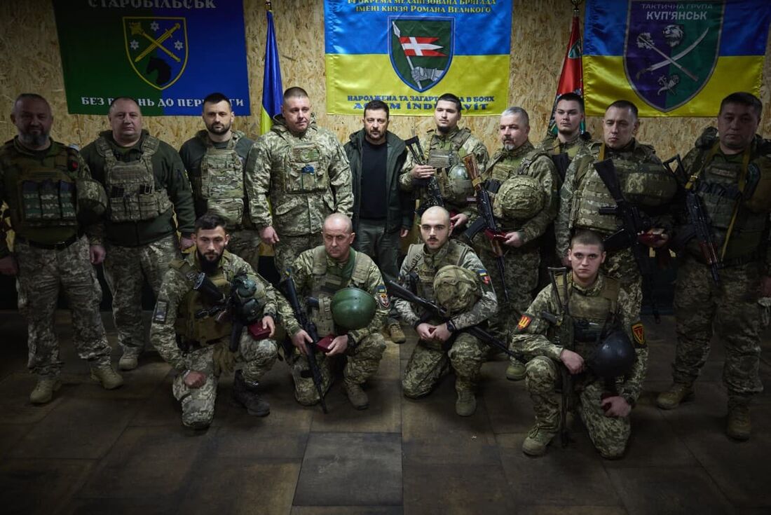 O presidente da Ucrânia Volodymyr Zelensky (C) posando para uma foto com militares da 14ª Brigada Mecanizada Separada em Kupyansk, região de Kharkiv, em meio à invasão russa da Ucrânia.