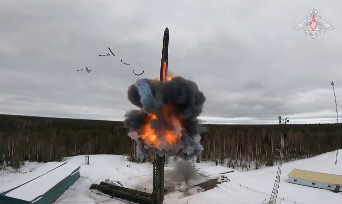 O teste de disparo de um ICBM pertencente às forças de dissuasão nuclear da Rússia.