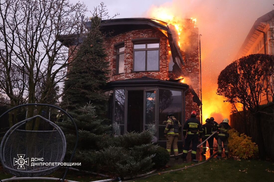 Bombeiros ucranianos trabalhando em um local após um ataque aéreo, em Dnipro, em meio à invasão russa da Ucrânia