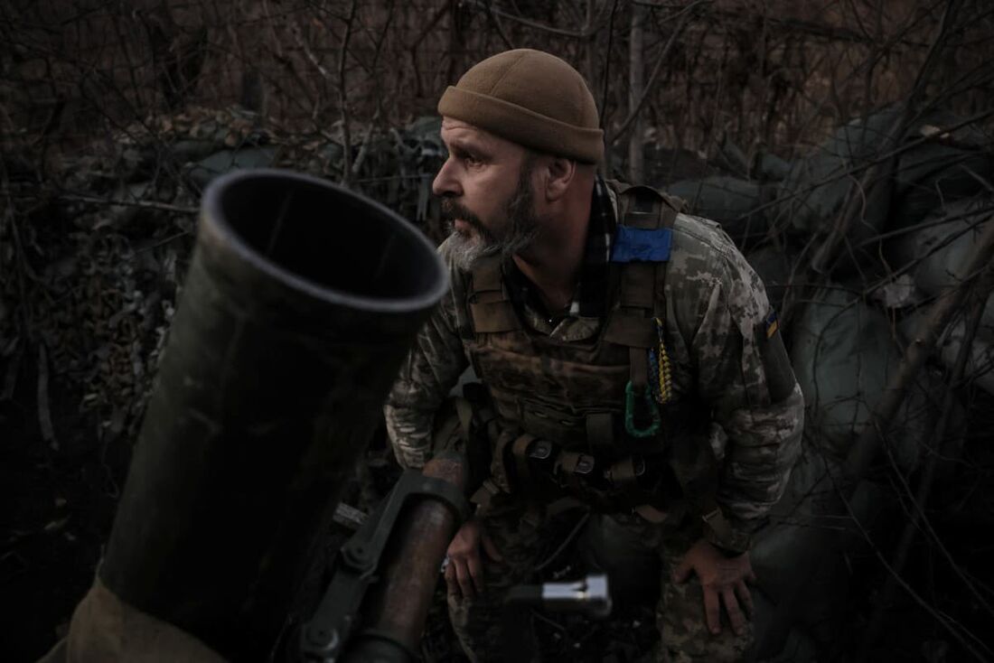 Militar ucraniano da 24ª Brigada Mecanizada Separada se preparando para disparar morteiros contra posições russas perto da cidade de Chasiv Yar, na região de Donetsk. 