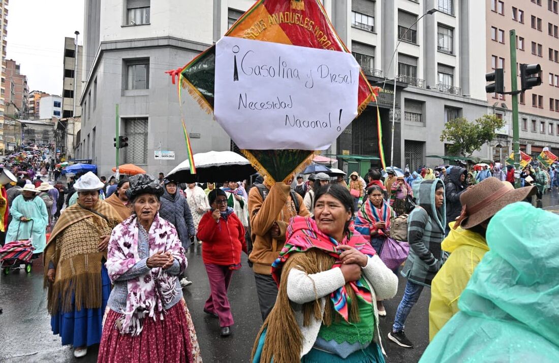 Pessoas marcham durante um protesto contra a escassez de combustível e dólares em La Paz em 21 de novembro de 2024.