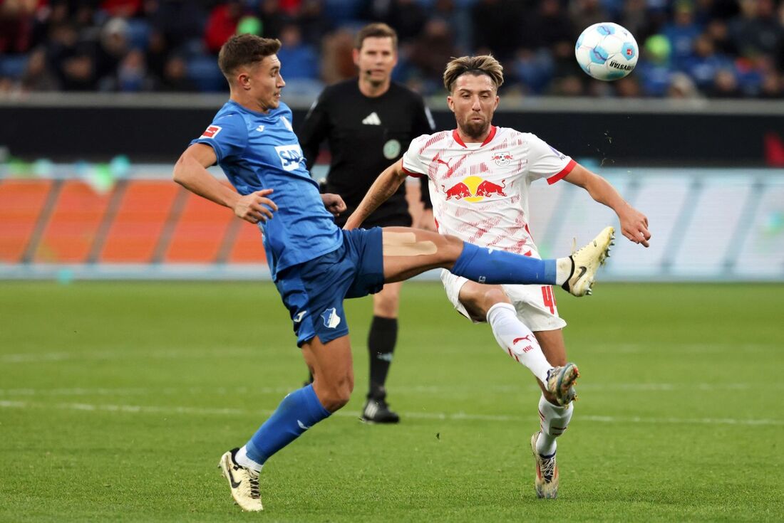 Lance de jogo entre Leipzig e Hoffenheim, pelo Campeonato Alemão 