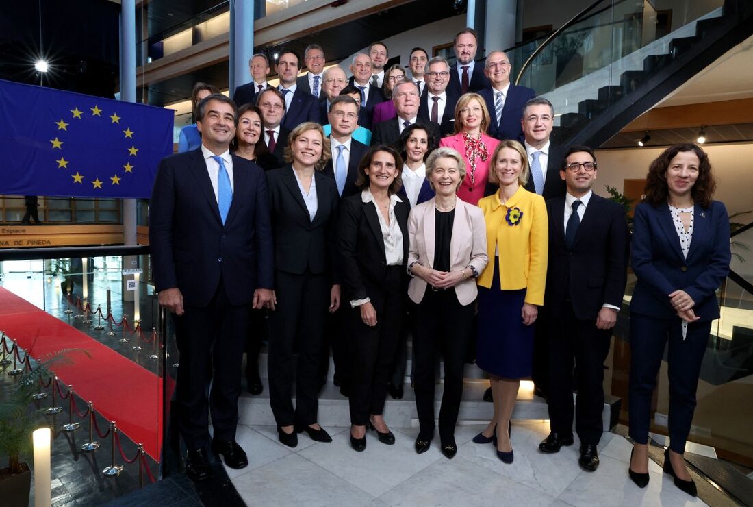 Presidente da Comissão Europeia, Ursula von der Leyen (C), posa para uma foto de grupo com o recém-eleito Colégio de Comissários no Parlamento Europeu em Estrasburgo