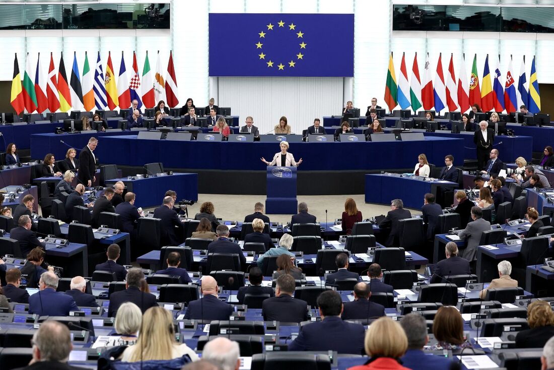 Presidente da Comissão Europeia, Ursula von der Leyen, faz um discurso durante a apresentação do Colégio de Comissários e seu programa no Parlamento Europeu