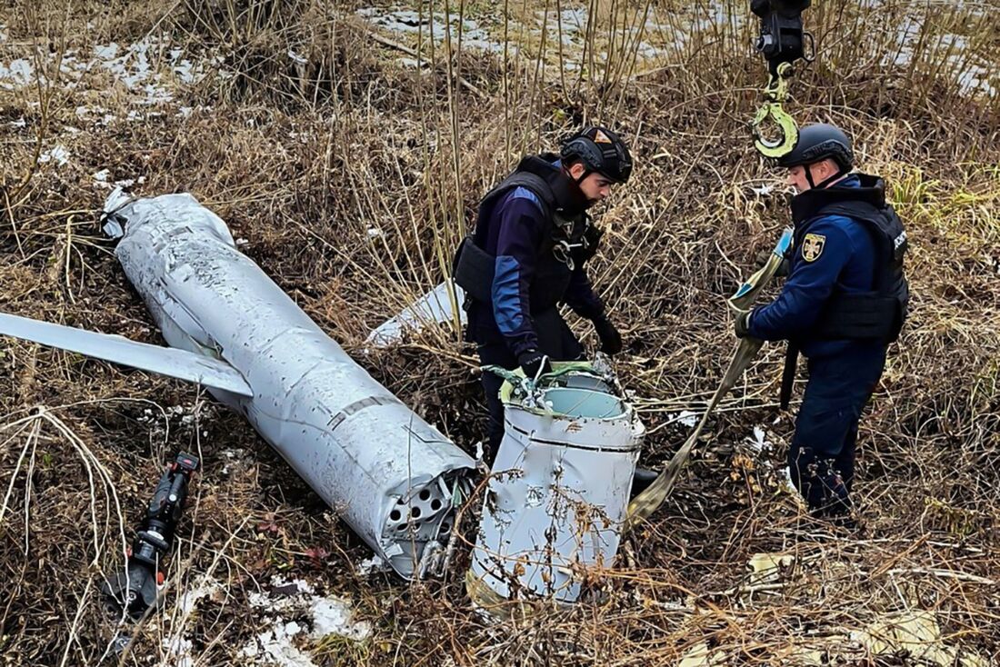 Equipes de resgate ucranianas se preparam para carregar os restos de um ataque de míssil em Kiev