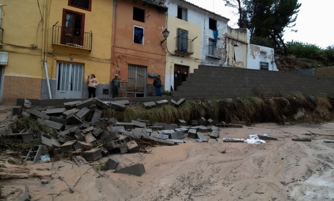  Casas em Ontinyent, leste da Espanha, são vistas ao lado do rio Clariano transbordando após fortes chuvas terem provocado inundações na região em 12 de setembro de 2019. 