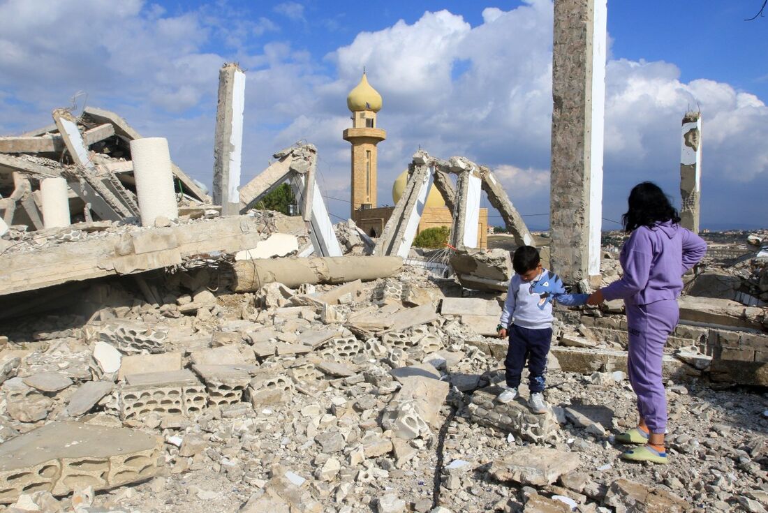 Crianças caminham entre os escombros de uma igreja na vila de Derdghaya, no sul do Líbano, mais de um mês depois de ela ter sido parcialmente destruída por um ataque aéreo israelense