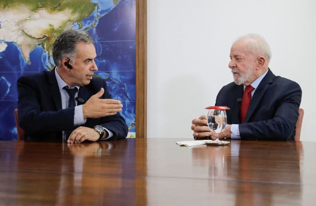 O presidente do Brasil, Luiz Inácio Lula da Silva, conversa com o presidente eleito do Uruguai, Yamandu Orsi