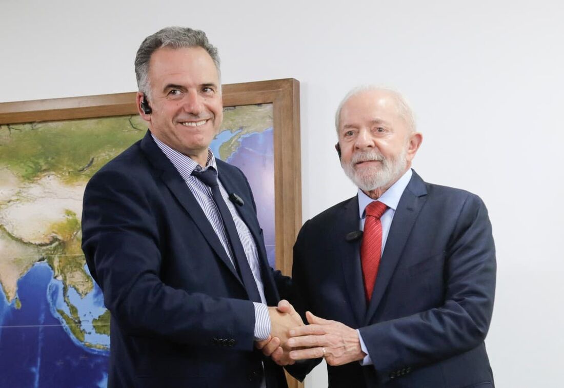 O presidente do Brasil, Luiz Inácio Lula da Silva (D), aperta a mão do presidente eleito do Uruguai, Yamandu Orsi, durante uma reunião no Palácio do Planalto, em Brasília.