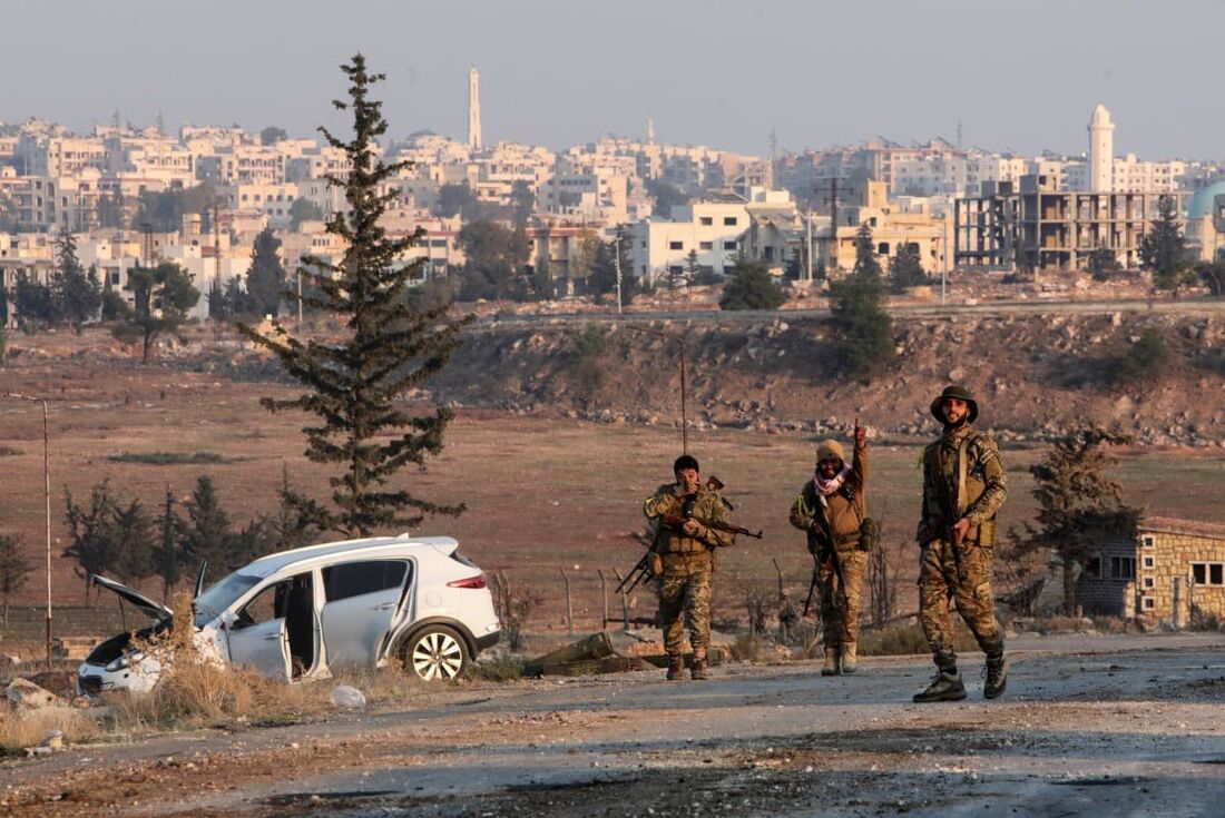 Combatentes anti-regime mantêm uma posição em Nova Aleppo, nos arredores da cidade de Aleppo, no norte da Síria, em 29 de novembro de 2024.