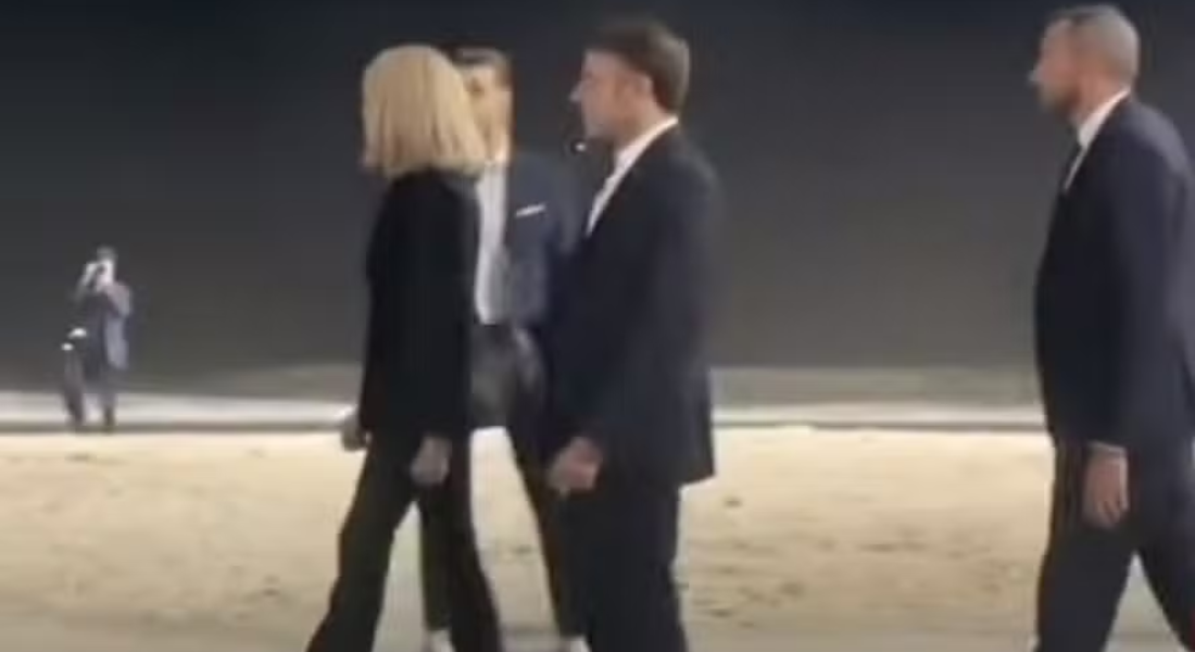 Macron e a esposa passeiam pela orla de Copacabana, no Rio