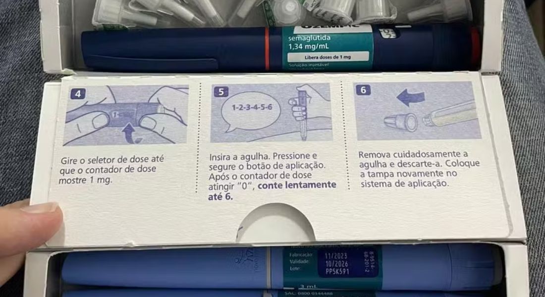 Acima, a caneta de Ozempic adulterada utilizada pela vítima; abaixo, os modelos originais do medicamento               