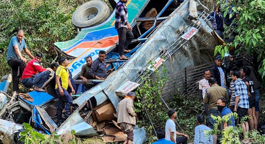 Ônibus cai em barranco e deixa 36 mortos na Índia