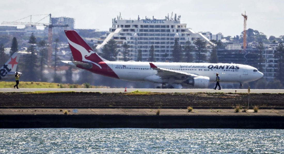 Avião da Qantas retorna a aeroporto australiano após falha de motor e incêndio