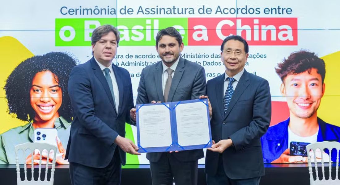 O ministro das Comunicações, Juscelino Filho, assina acordo com a China 