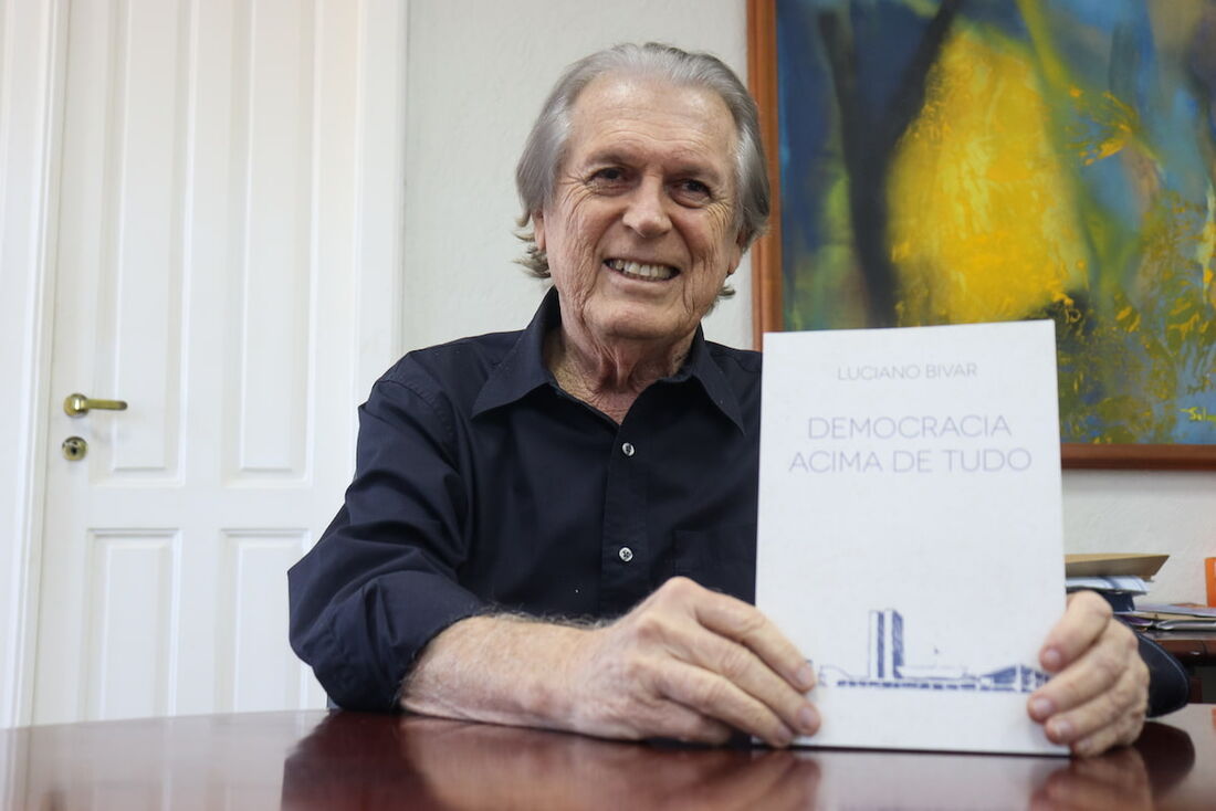 O deputado federal Luciano Bivar lança seu novo livro, nesta quinta (28), a partir das 18h30, no Novo Hotel, Bairro do Recife