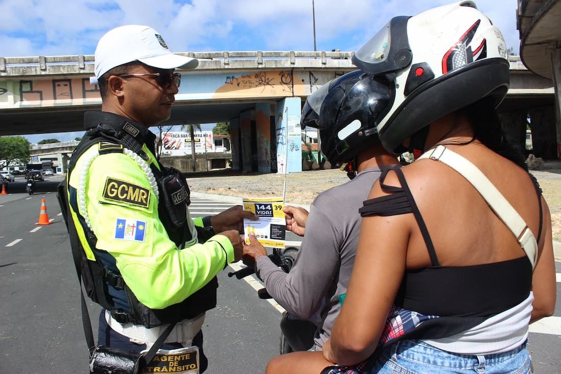 CTTU realiza ação de conscientização de motociclistas sobre a segurança viária.