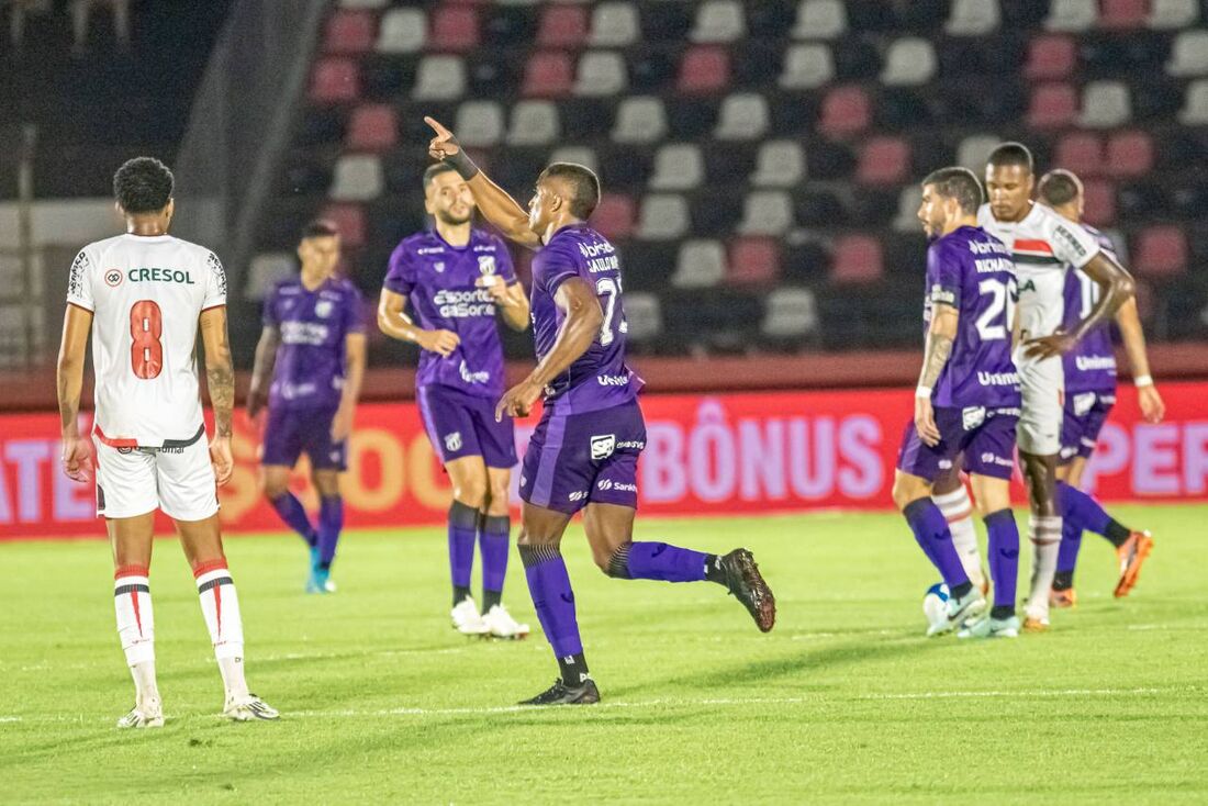 Saulo Mineiro fez três gols na goleada do Ceará sobre o Botafogo-SP