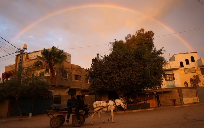 Carroça puxada por um burro no centro da Faixa de Gaza