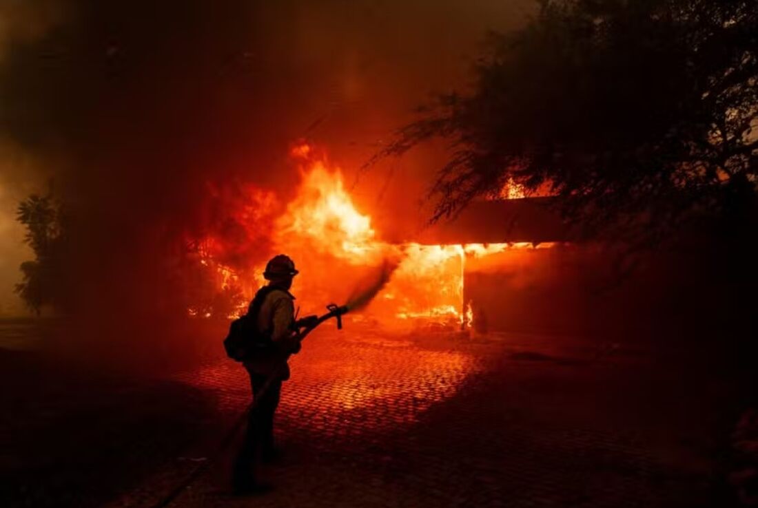 Devastador incêndio na Califórnia ameaça mais de 11.000 edificações 