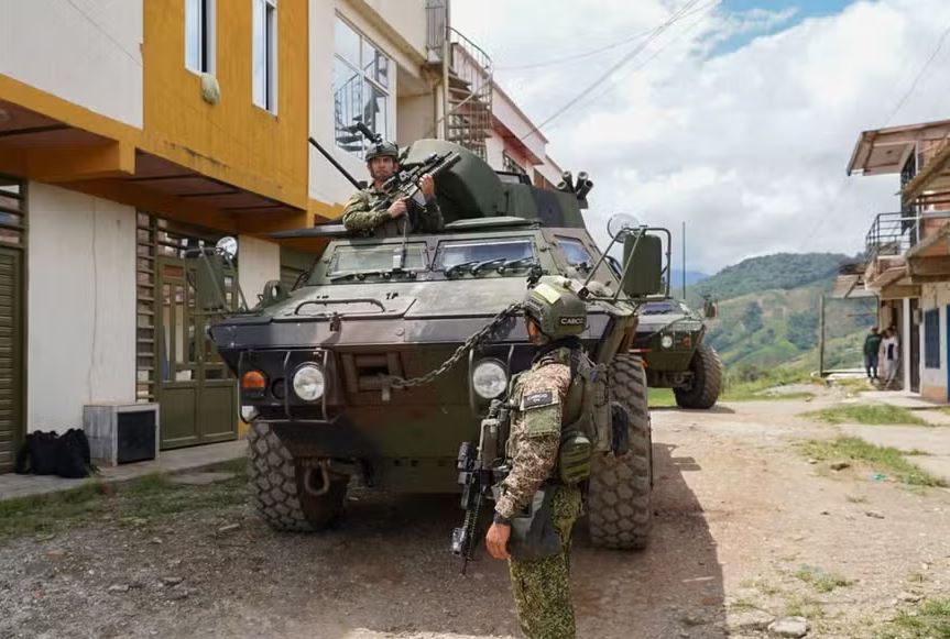 Militares colombianos realizam patrulha em El Plateado, no departamento de Cauca, durante operação "Perseus"