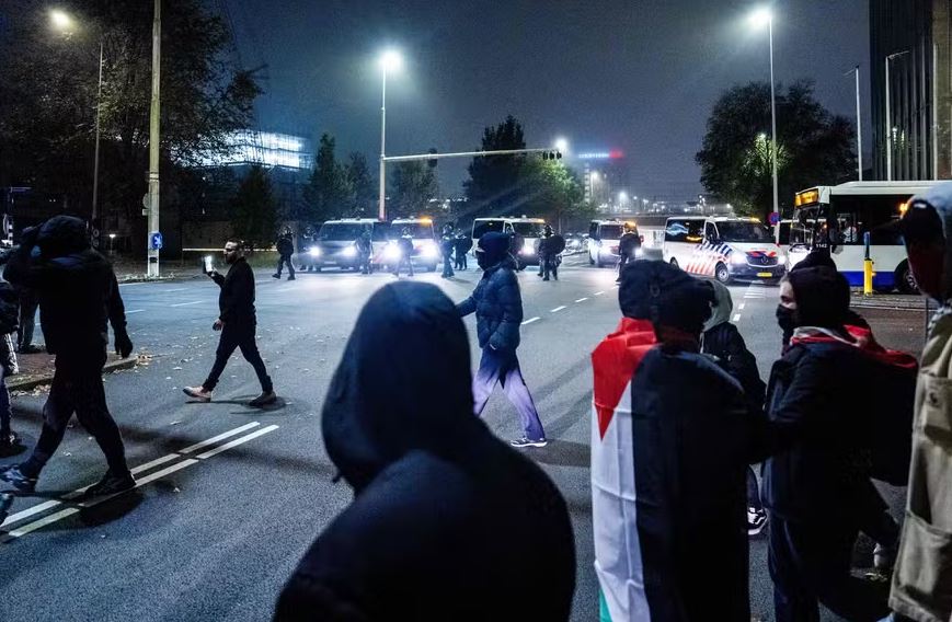 Manifestantes pró-Palestina participam de ato em Amsterdã 