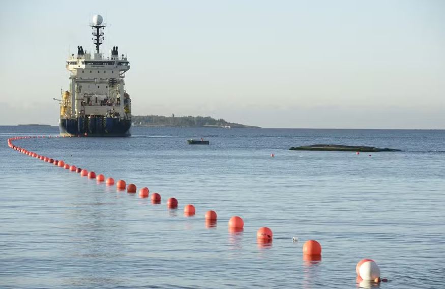 Cabos de telecomunicações submarinos C-Lion1 é colocado no fundo do Mar Báltico, em 12 de outubro de 2015 