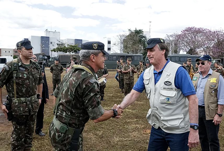 O ex-presidente Bolsonaro em com o ex-comandante de Operações Especiais Mário Fernandes, que foi para seu governo depois de ir para reserva 