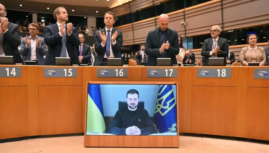 Membros do parlamento da UE aplaudem de pé o discurso de Volodymyr Zelensky