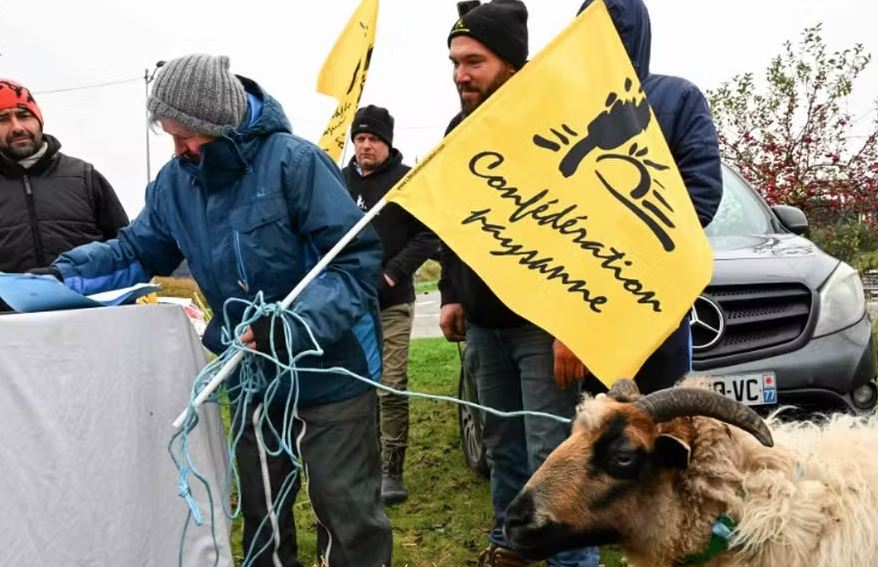 Agricultores franceses e membros do sindicato agrícola francês Confédération Paysanne participam do quarto dia de manifestações contra o acordo UE-Mercosul em Reims, na França