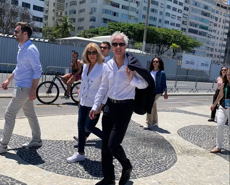 Brigitte Macron, primeira-dama da França, caminha na Praia de Copacabana