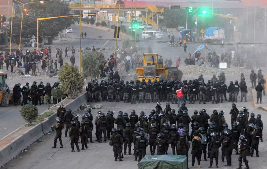 Polícia retira bloqueio de estrada feito por manifestantes que apoiam o ex-presidente Evo Morales, após um confronto em Cochabamba 