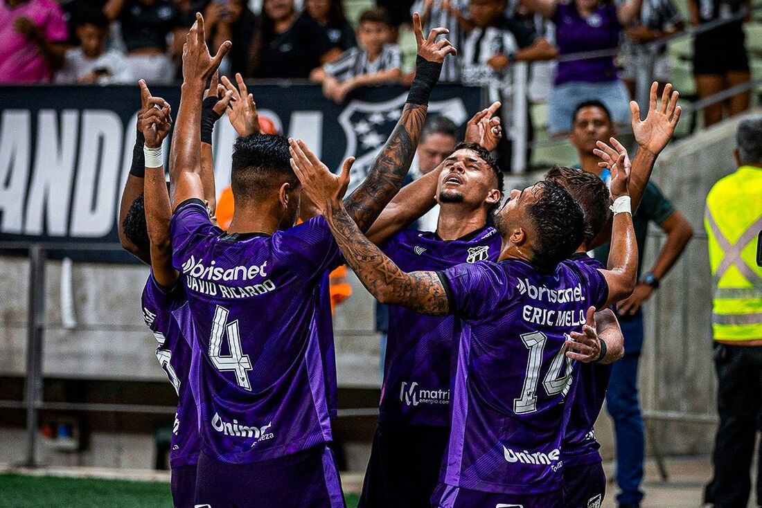 Jogadores do Ceará celebram gol sobre o Avaí