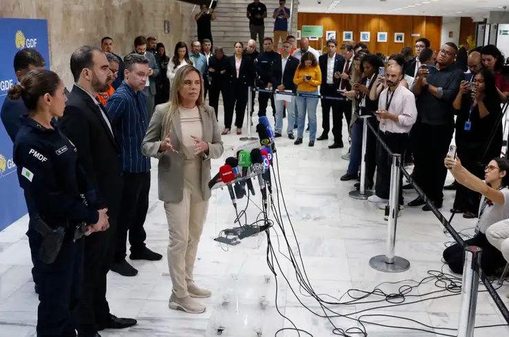 Governadora em exercício do Distrito Federal, Celina Leão, durante coletiva, fala sobre as explosões na Praça dos Três Poderes