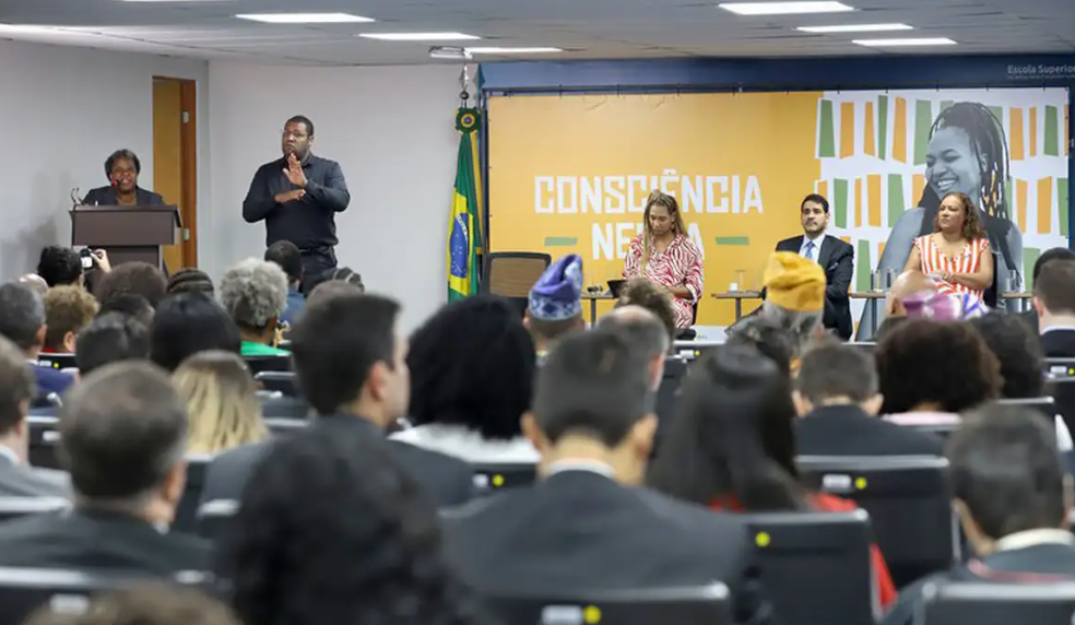 Durante o evento, a ministra dos Direitos Humanos e da Cidadania, Macaé Evaristo, lembrou a luta da população negra por liberdade, igualdade e conquista de direitos