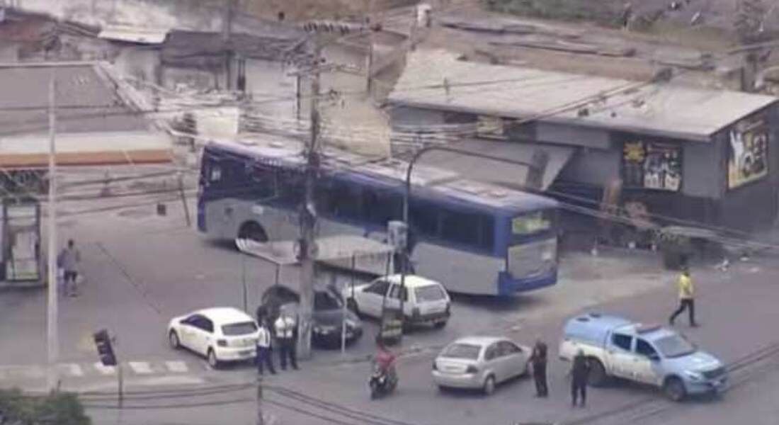 Tráfico do Rio sequestra quatro ônibus e um caminhão