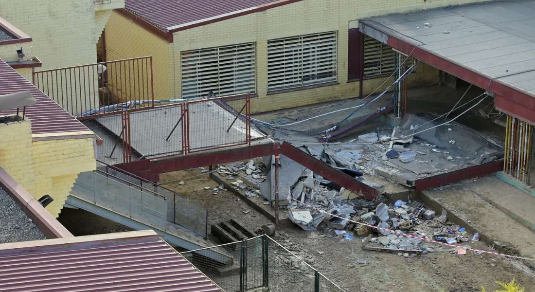 Teto de escola em Valência desaba