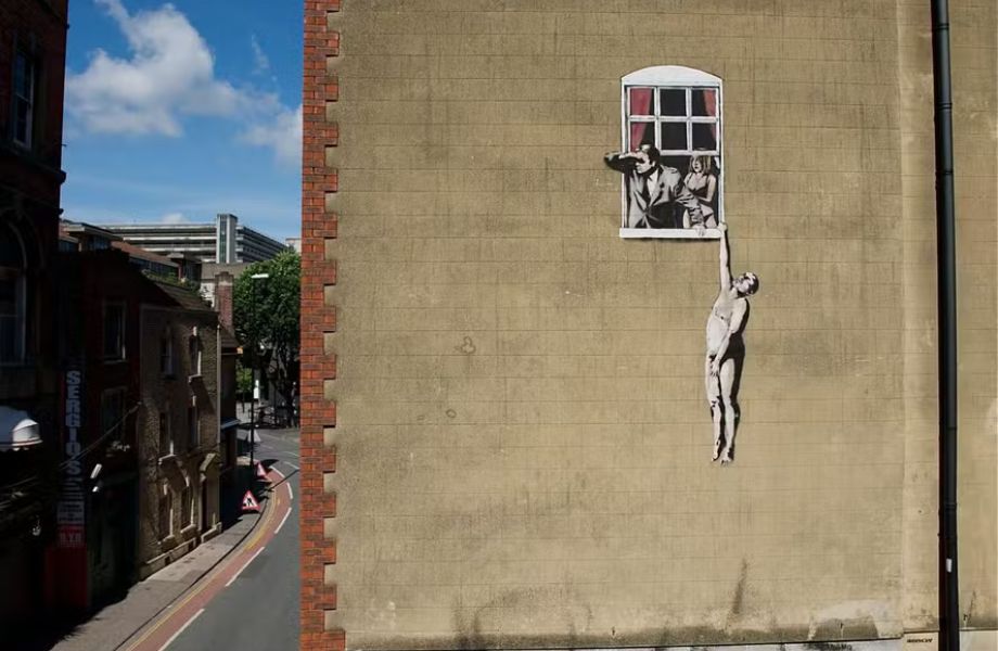 "Well hung lover" ou "Naked man hanging from window", de Bansky