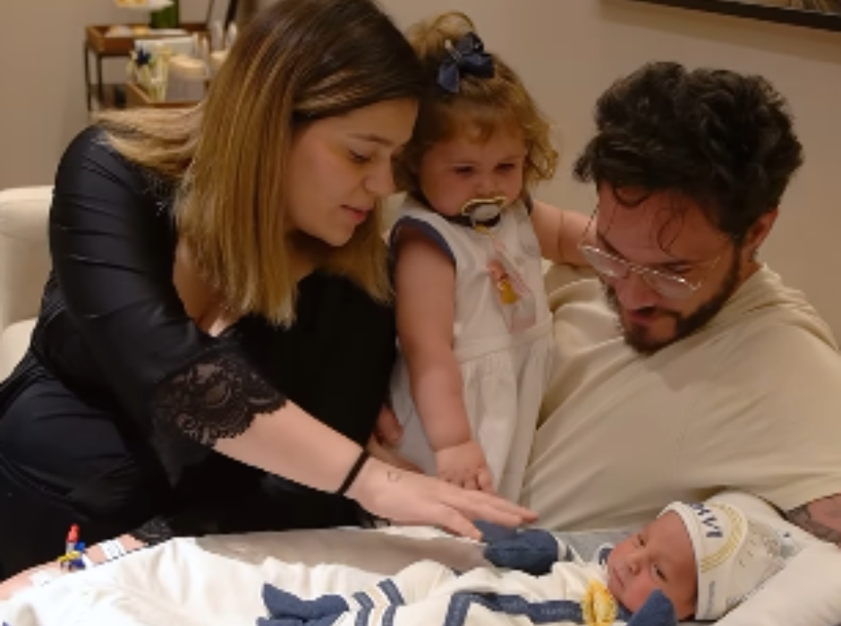 Viih Tube e Eliezer com Lua, sua primeira filha, e Ravi, mais novo integranteda família