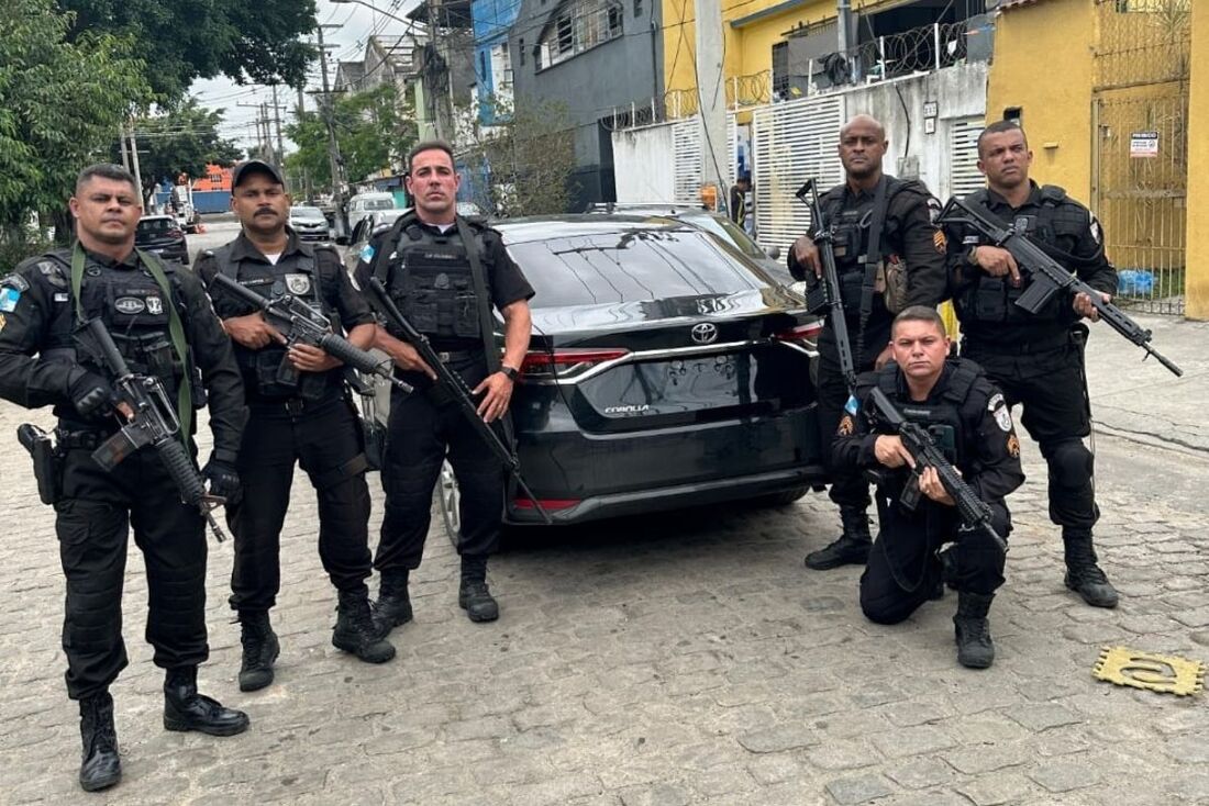 Houve troca de tiros entre os agentes e criminosos no local e o veículo foi recuperado. Não há registro de feridos e o policiamento foi reforçado na região, informou a Polícia.