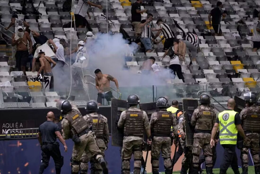 Torcedores do Atlético-MG entram em confronto com polícia na final da Copa do Brasil com o Flamengo