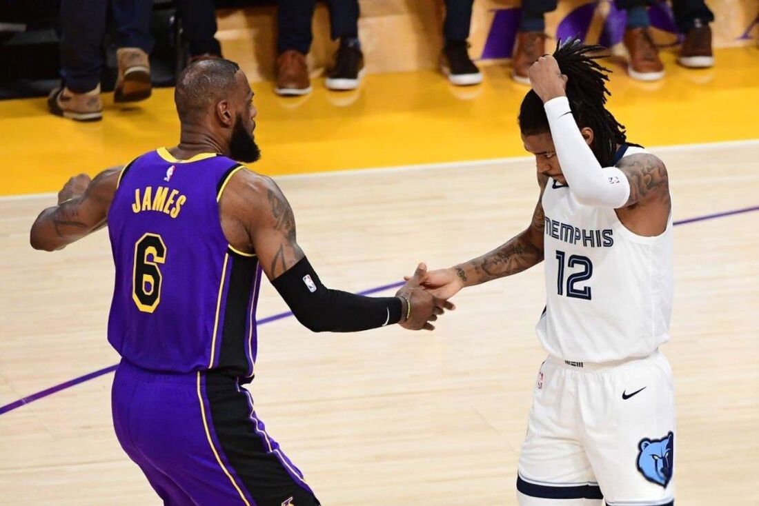 LeBron James e Ja Morant se cumprimentam durante embate entre Lakers e Grizziles