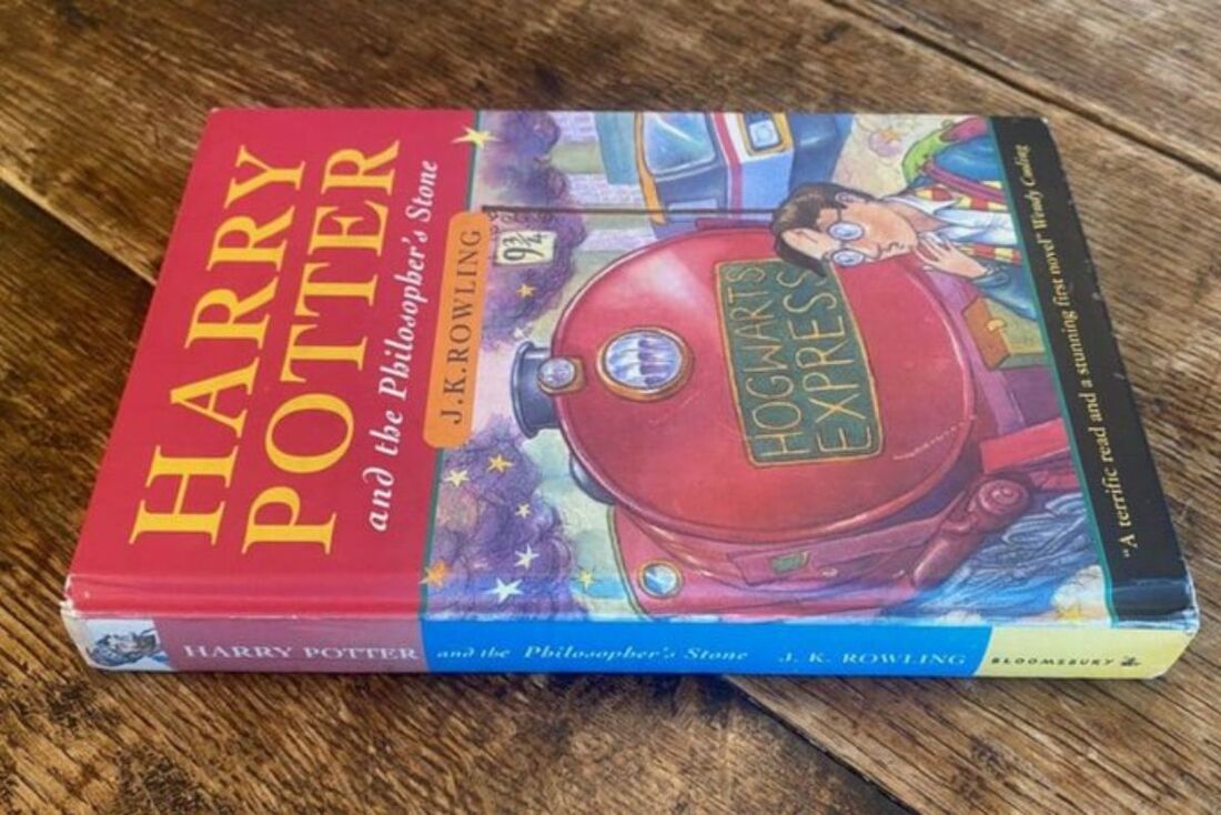 ''Harry Potter e a Pedra Filosofal'' é o primeiro livro da saga de ficção juvenil