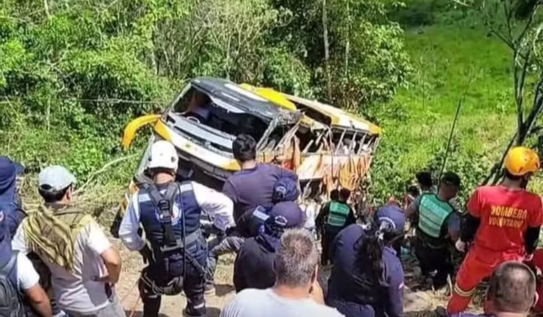 Ônibus que transportava estudantes cai em penhasco no Peru