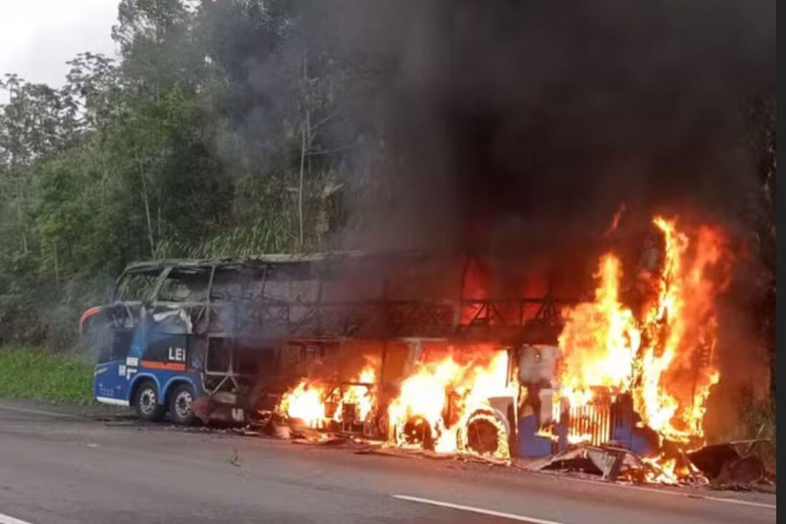 Ônibus incendiado na madrugada desta sexta-feira, no acostamento da rodovia Régis Bittencourt: 45 pessoas a bordo.