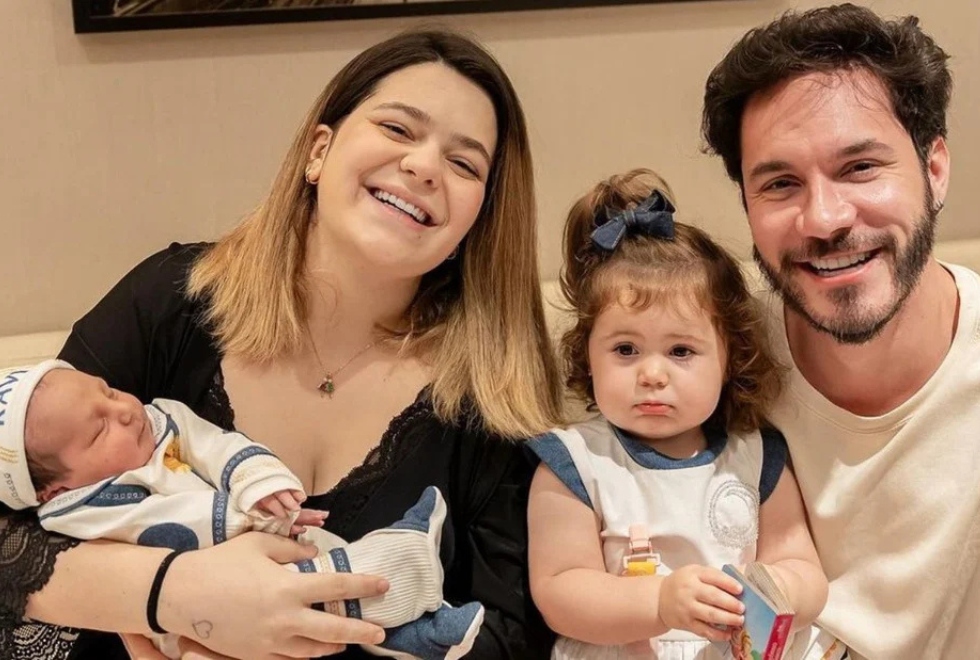 Viih Tube e Eliezer com o recém-nascido Ravi e a filha Lua