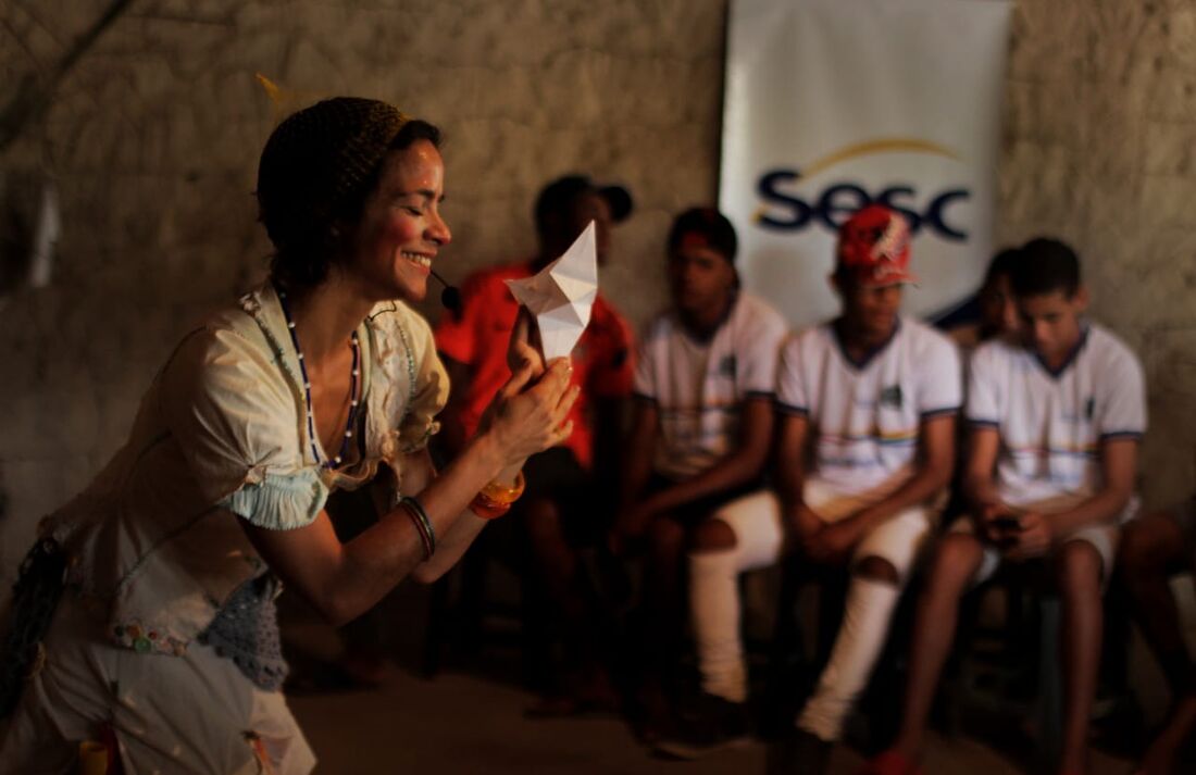 Kika Farias apresentando o espetáculo de contação de históirias na aldeia Kaxinawa