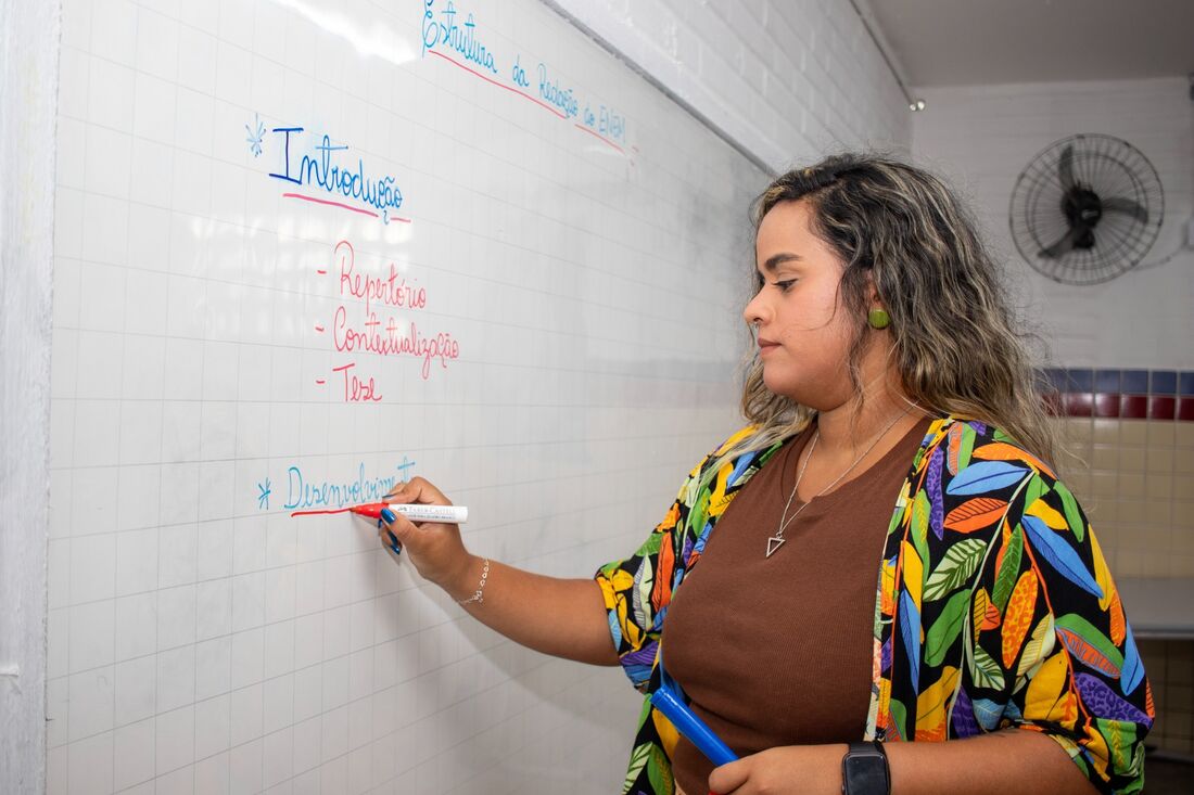 Professora em sala de aula da rede estadual de ensino