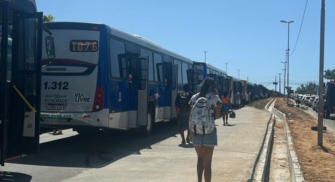 "Surfe" em ônibus: protesto de rodoviários fechou TI PE-15 para criticar projeto